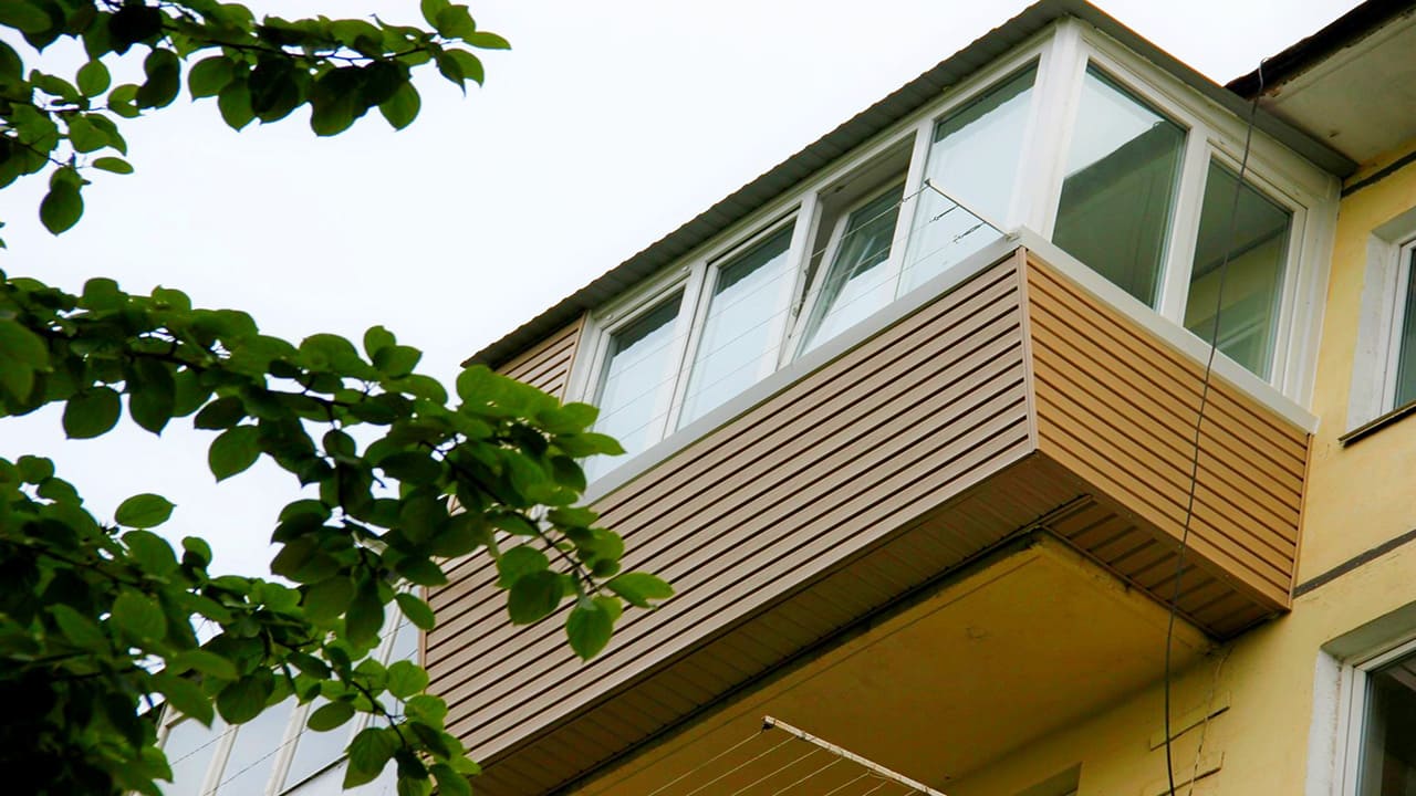 Остекление балконов и лоджий с выносом подоконника в Щербинке